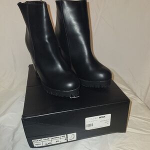 Brand New Womens Size 6 Fashion Novea Veronica 24 Boot.  "Do The Talking Bootie"